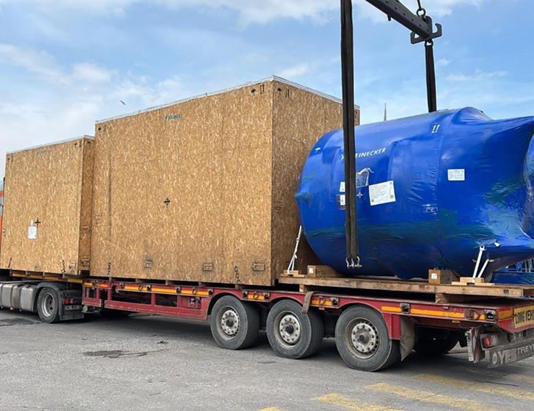Ёмкость и ящики с оборудованием на трале - проект TransAsia Logistics