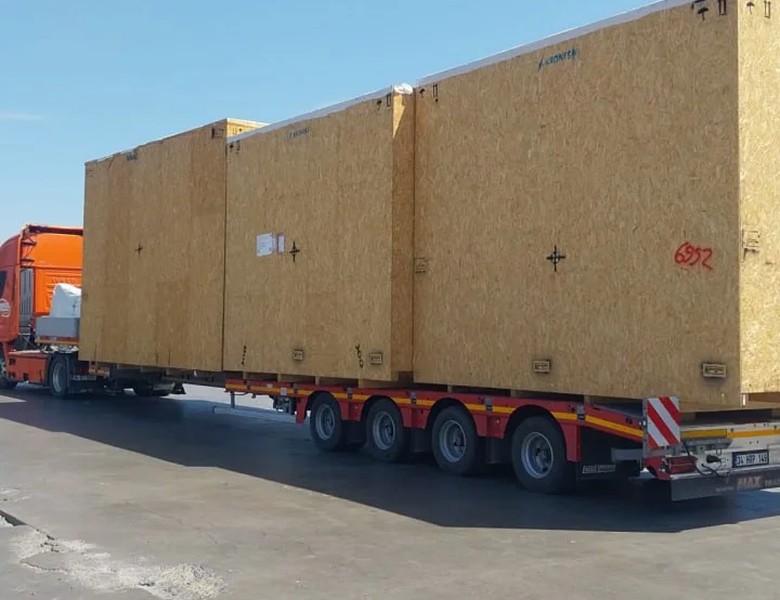 Оборудование в упаковке на четырёхосном низкорамном трале - проект TransAsia Logistics